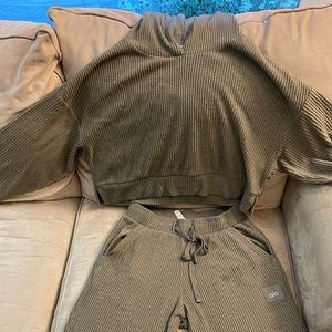 Alo Yoga Muse Set Size Small, Shadow Grey, small oil stain on the pants